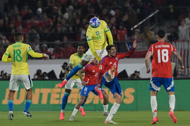 Torcedores detonam jogador por gol sofrido pelo Brasil