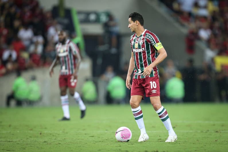 Ganso controla a bola no clássico entre Flamengo e Fluminense