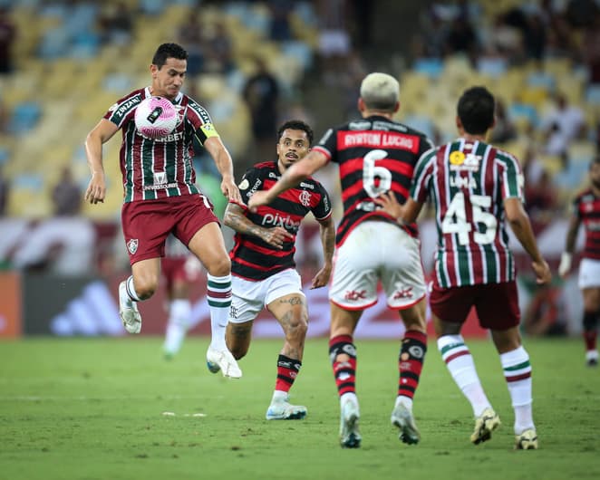 Ganso domina bola no peito no clássico entre Flamengo e Fluminense