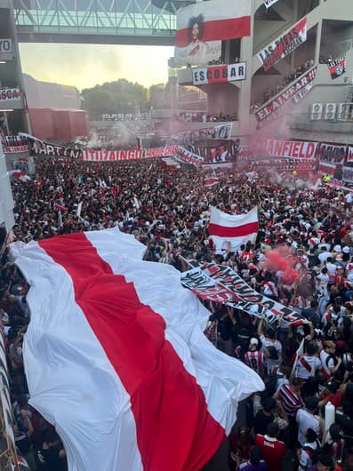 Torcida do River Plate faz festa na entrada do hotel dos jogadores, às vesperas da decisão contra o Atlético-MG, pela Libertadores (Foto: Divulgação/Redes Sociais)