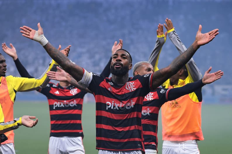 Gerson celebra classificação do Flamengo à final da Copa do Brasil com os torcedores na Neo Química Arena