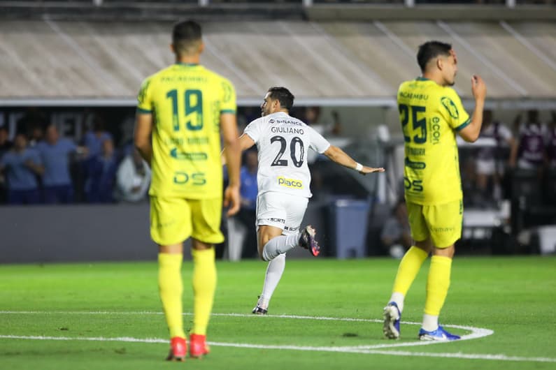 Giuliano jogador do Santos comemora seu gol durante partida contra o Mirassol no estadio Vila Belmiro pelo campeonato Brasileiro B 2024. Foto: Reinaldo Campos/AGIF