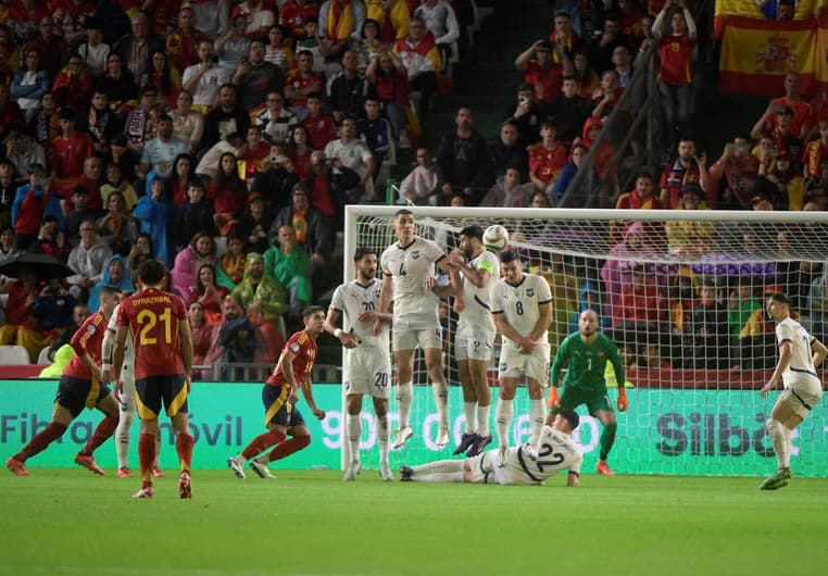 Golaço de falta de Alex Baena em Espanha 3 x 0 Sérvia pela Liga das Nações