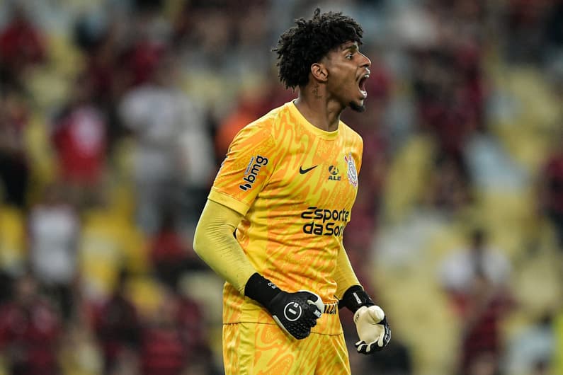 Hugo Souza durante partida entre Corinthians e Flamengo, pela Copa do Brasil (Foto: Thiago Ribeiro/AGIF)