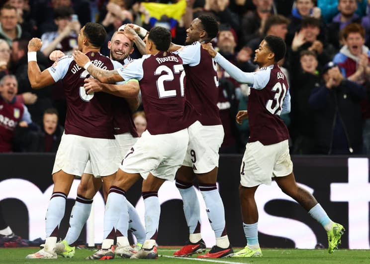 Jogadores do Aston Villa comemoram vitória sobre o Bologna pela Champions League