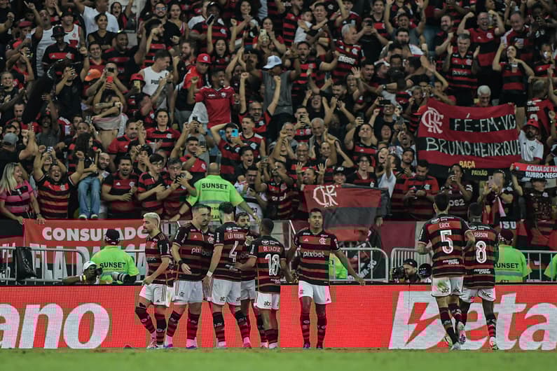 Jogadores do Flamengo comemoram gol de Alex Sandro sobre o Corinthians, na Copa do Brasil