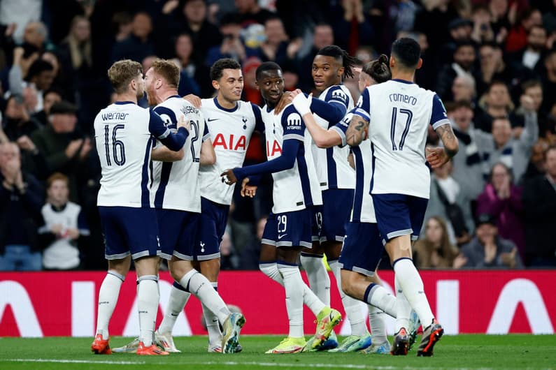 Jogadores do Tottenham comemoram gol sobre o Manchester City pela Copa da Liga Inglesa