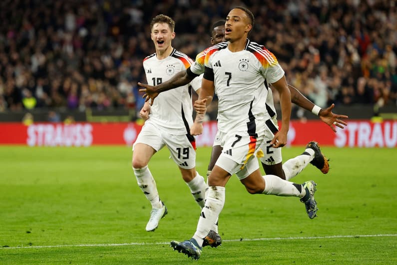 Leweling comemora o gol da vitória Alemanha sobre a Holanda pela Liga das Nações