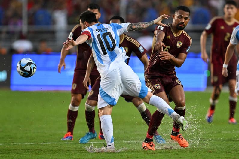 Lionel Messi e Yangel Herrera em Venezuela x Argentina. (Foto: JUAN BARRETO / AFP)