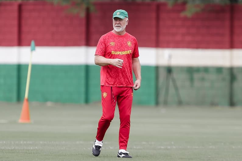 Mano Menezes observa treino do Fluminense sem Arias