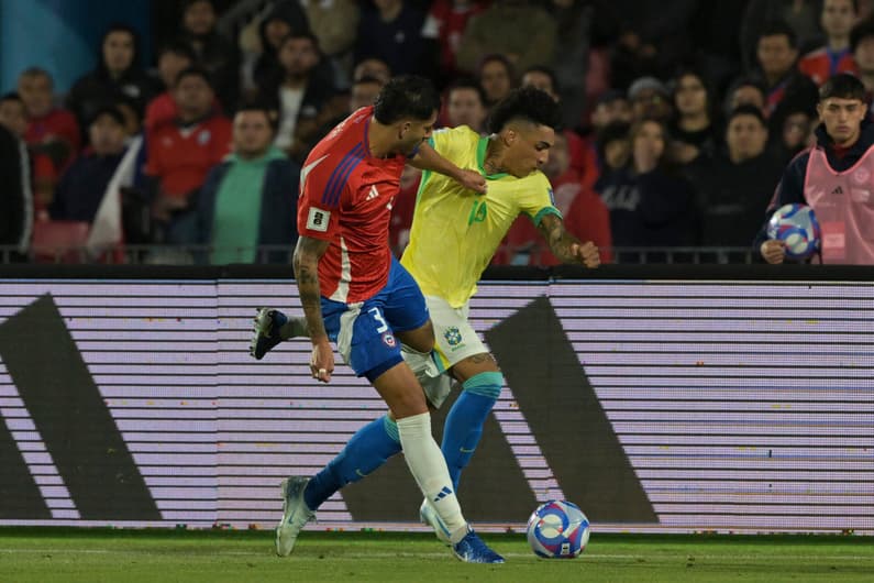 Guillermo Maripan e Igor Jesus em Chile x Brasil. (Foto: Rodrigo ARANGUA / AFP)