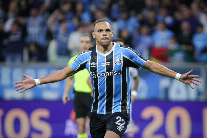 Martin Braithwaite jogador do Gremio comemora seu gol durante partida contra o Fortaleza no estadio Arena do Gremio pelo campeonato Brasileiro A 2024. Foto: Maxi Franzoi/AGIF