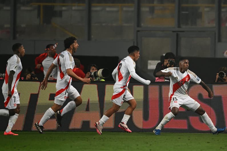 Miguel Araujo comemora gol da vitória do Peru sobre o Chile, nas Eliminatórias da Copa do Mundo