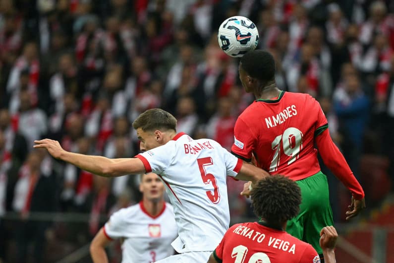 Nuno Mendes e Jan Bednarek em Polônia x Portugal. (foto: Sergei GAPON / AFP)