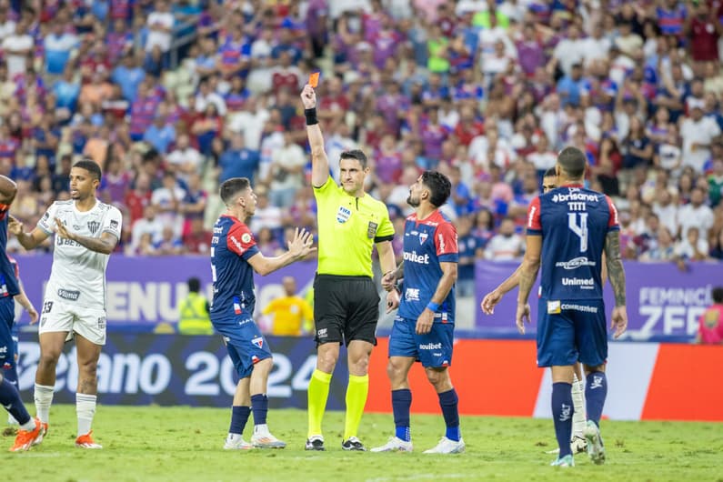 Rafael Klein expulsou dois jogadores do Fortaleza no jogo contra o Atlético-MG