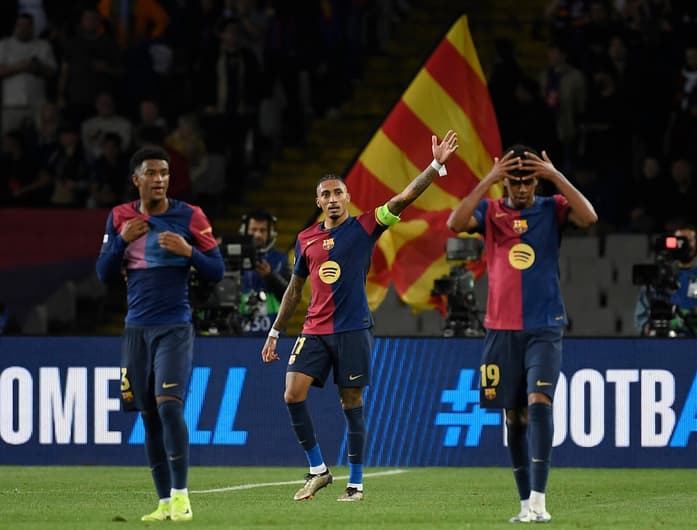 Raphinha comemora com companheiros de equipe mais um gol do Barcelona sobre o Bayern de Munique na Champions League