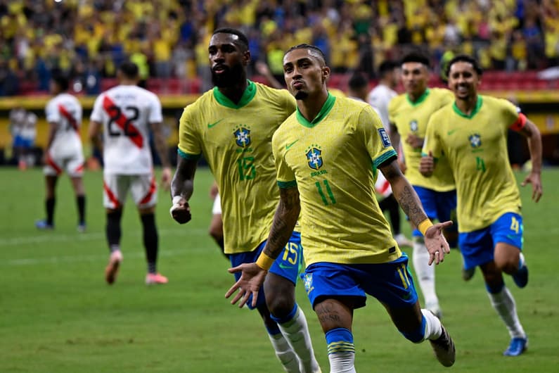 Raphinha comemora gol em Brasil x Peru. )Foto: Mateus Bonomi/AGIF)