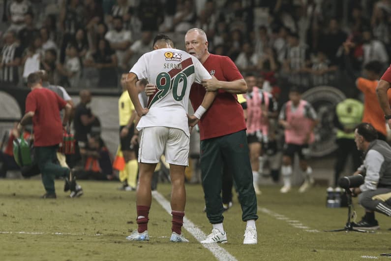 Serna ouve instruções de Mano Menezes em Atlético-MG x Fluminense