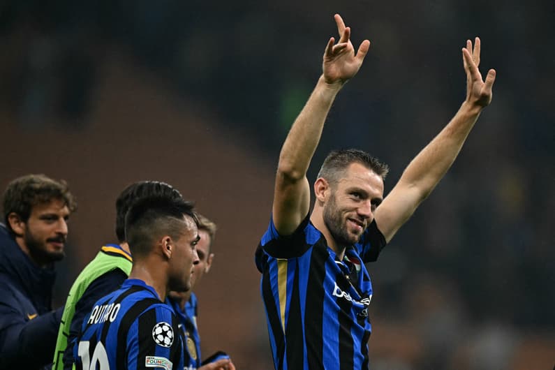 Stefan de Vrij comemora goleada da Inter de Milão por 4 a 0 sobre o Estrela Vermelha (Foto: Gabriel Bouys / AFP)