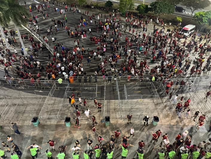 Torcedores do Flamengo chegando ao Maracanã pela rampa da Uerj para clássico contra Fluminense