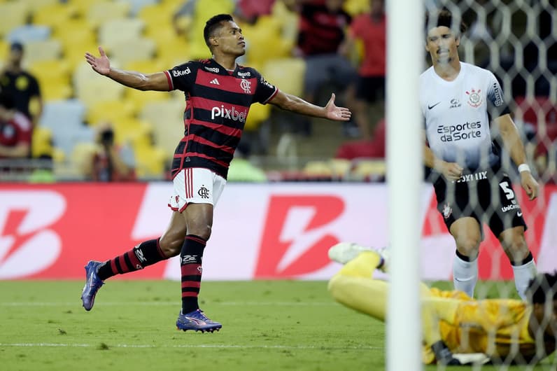 Alex Sandro, do Flamengo, comemora gol que encaminhou vaga na final da Copa do Brasil