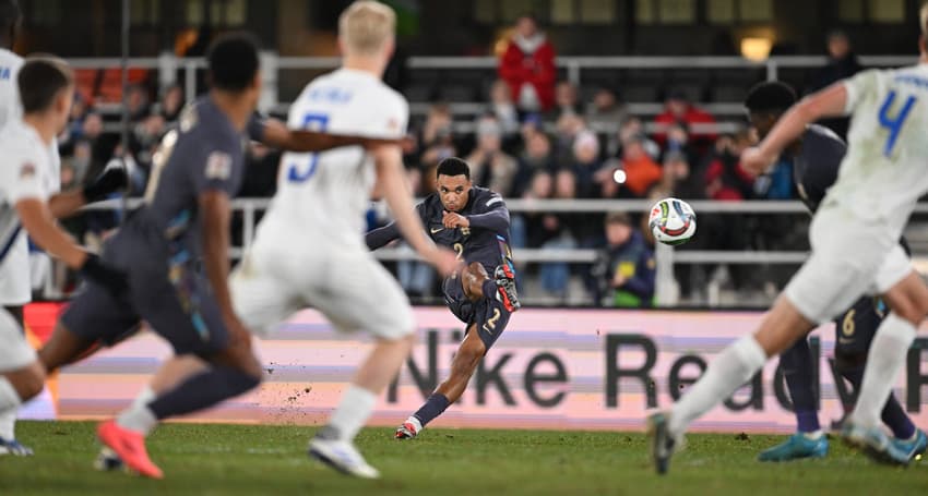 Alexander-Arnold marcou um golaço de falta na partida entre Inglaterra e Finlândia (Foto: Jonathan NACKSTRAND / AFP) 