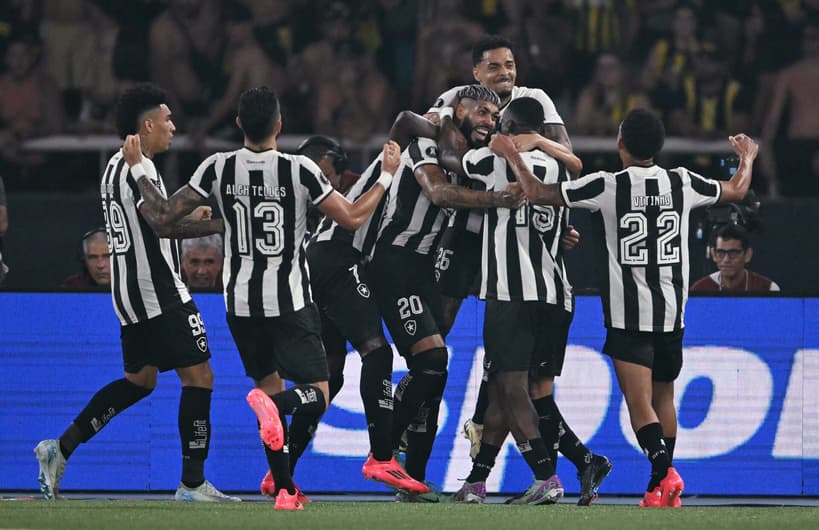 Alexander marcou seu primeiro gol pelo Botafogo na goleada sobre o Peñarol, no Nilton Santos, pela semifinal da Libertadores (Foto: Mauro Pimentel / AFP)