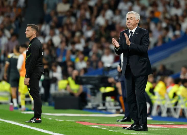 Ancelotti no comando do Real Madrid (Foto: Oscar del Pozo / AFP)