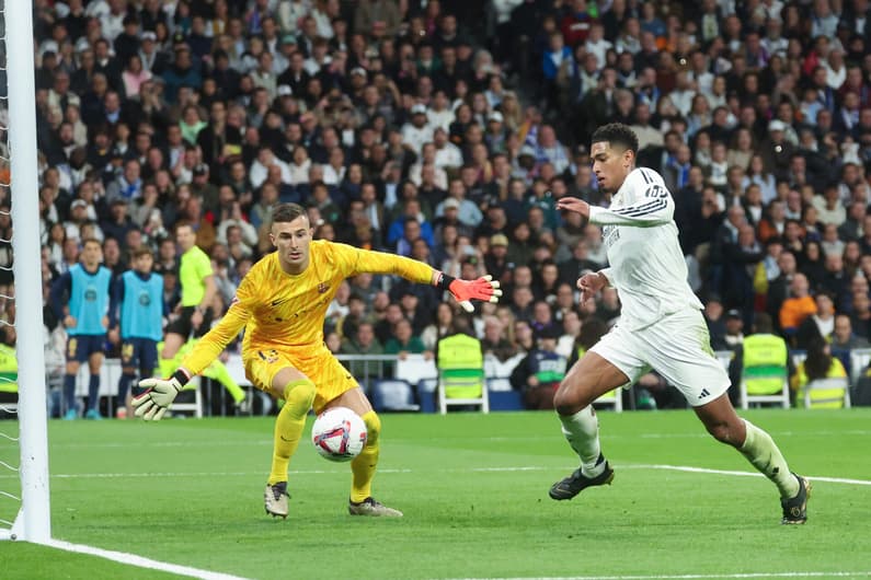 Bellingham perdeu chance de fazer gol contra o Barcelona (Foto: Pierre-Philippe Marcou/AFP)