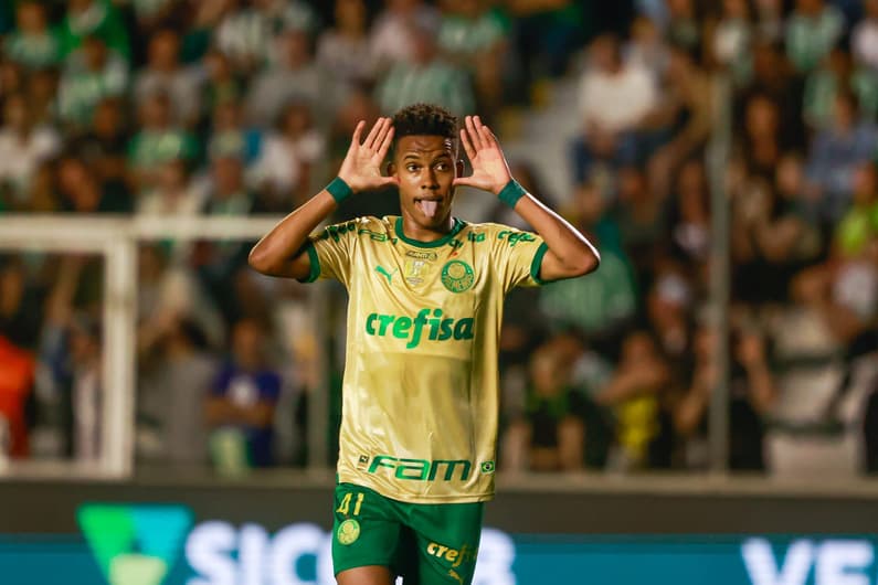 Estêvão imita comemoração de Neymar na partida entre Juventude e Palmeiras, pela 30ª rodada do Brasileirão (Foto: Luiz Erbes/AGIF)