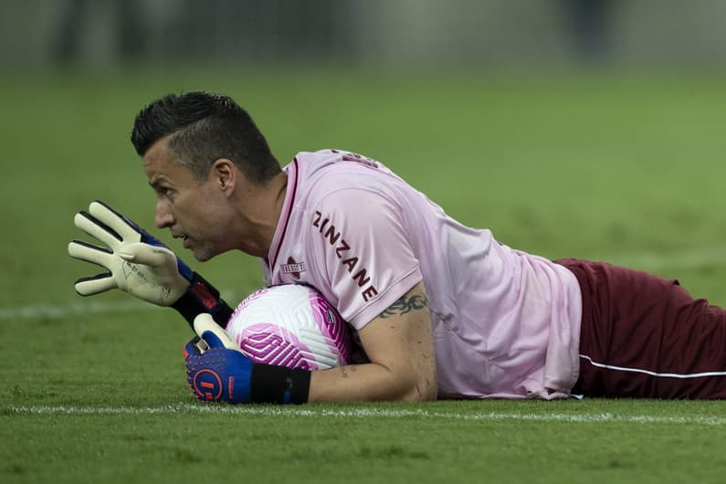 Fábio, goleiro do Fluminense, durante partida contra o Cruzeiro, no Maracanã, pelo Brasileirão (Foto: Jorge Rodrigues/AGIF)