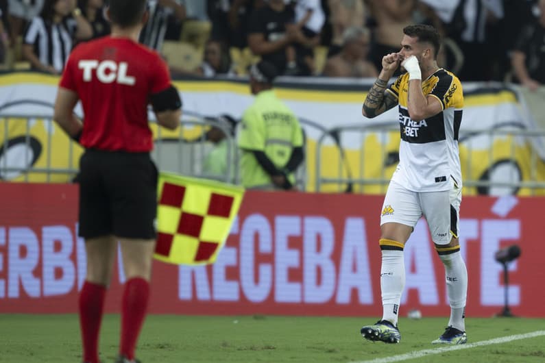 Felipe Vizeu, do Criciúma, comemora gol contra o Botafogo fazendo o 'chororô'