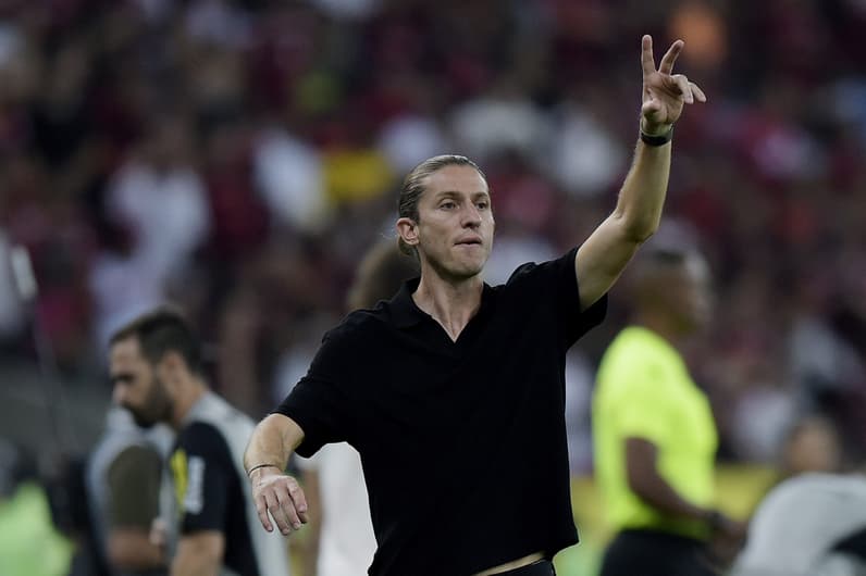 Filipe Luís no comando do Flamengo (Foto: Alexandre Loureiro/AGIF)