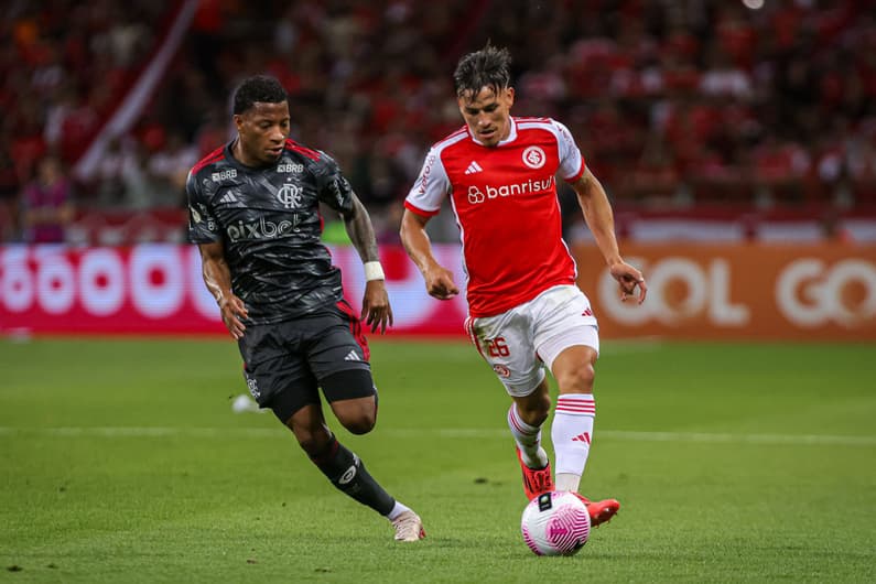 Bernabei, do Internacional, e Plata, do Flamengo, em jogo no Beira-Rio pelo Campeonato Brasileiro