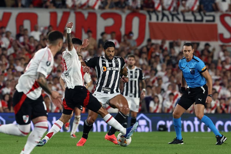 Hulk em ação no jogo do Atlético-MG contra o River Plate no Monumental pela semifinal da Libertadores