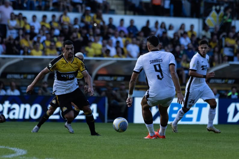 Botafogo e Criciúma duelam pelo Brasileirão em jogo hoje (Foto: Leonardo Hubbe/AGIF)