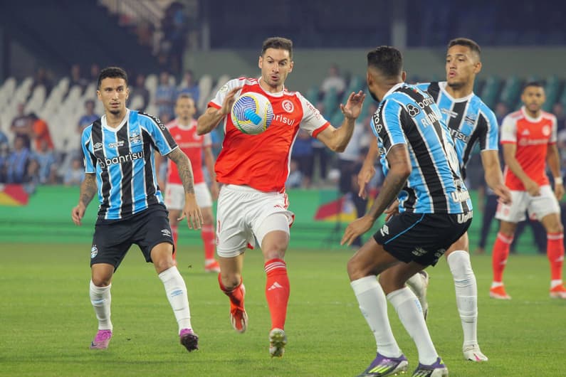 Internacional e Grêmio fazem o grande clássico deste sábado pelo Brasileirão; confira os destaques dos jogos de hoje (Foto: Lucas Gabriel Cardoso/AGIF)