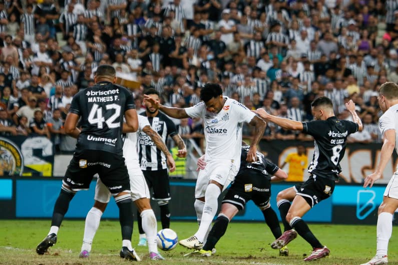 Depois de vencer o Ceará no primeiro turno, o Santos joga hoje novamente contra o rival pela Série B (Foto: Baggio Rodrigues/AGIF)