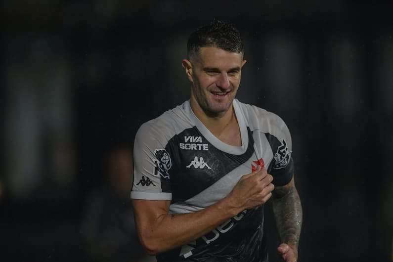 Após ser eliminado pelo Atlético-MG da Copa do Brasil, o Vasco encara o Cuiabá por jogo atrasado do Brasileirão; confira as informações do jogo de hoje (Foto: Thiago Ribeiro/AGIF)