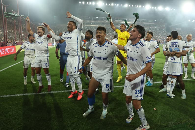 Cruzeiro venceu o Lanús na Argentina, por 1 a 0, pelo jogo de volta das semifinais da Sul-Americana (Foto: ALEJANDRO PAGNI / AFP)