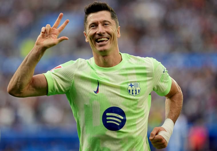 Lewandowski marcou três gols na vitória do Barcelona sobre o Alavés, pela nona rodada de La Liga (Foto: Cesar Manso / AFP)