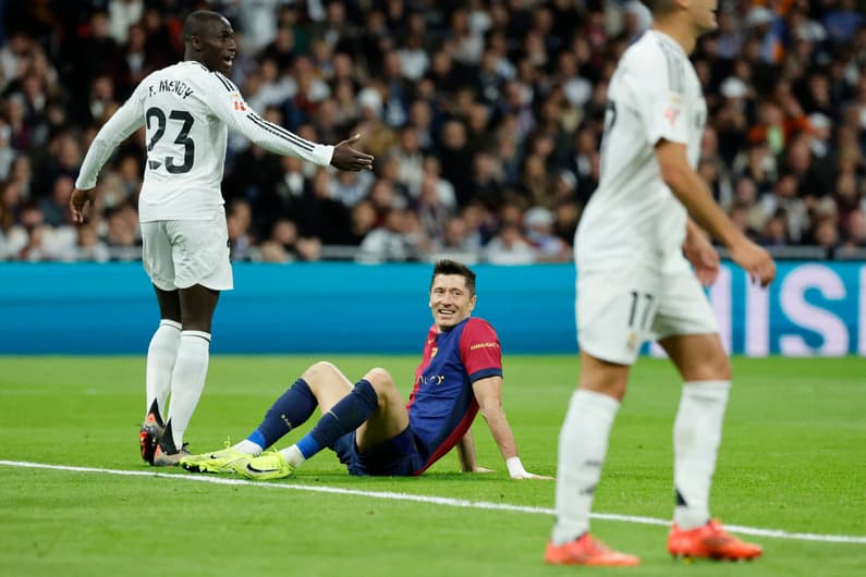 Lewandowski lamenta gol perdido contra o Real Madrid (Foto: Oscar del Pozo/AFP)