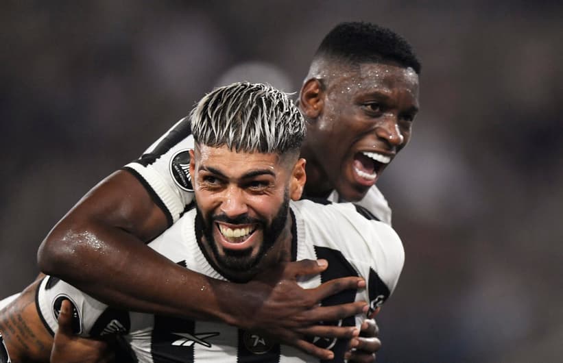 Alexander marcou seu primeiro gol pelo Botafogo na goleada sobre o Peñarol, no Nilton Santos, pela semifinal da Libertadores (Foto: Daniel Ramalho / AFP)