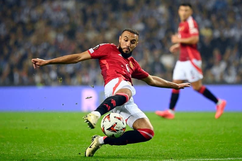 Mazraoui, lateral do Manchester United, em ação contra o Porto, pela Europa League (Foto: Miguel Riopa/AFP)