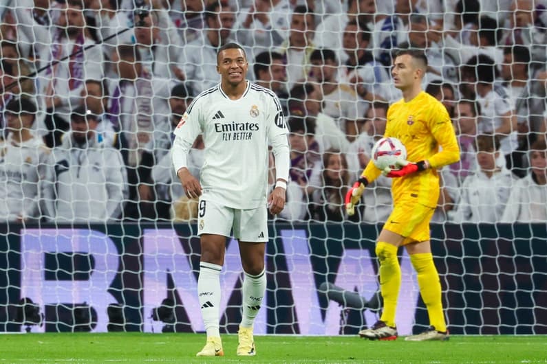 Kylian Mbappé desperdicou chances no clássico contra o Barcelona, pela 11ª rodada de La Liga (Foto: Pierre-Philippe Marcou / AFP)