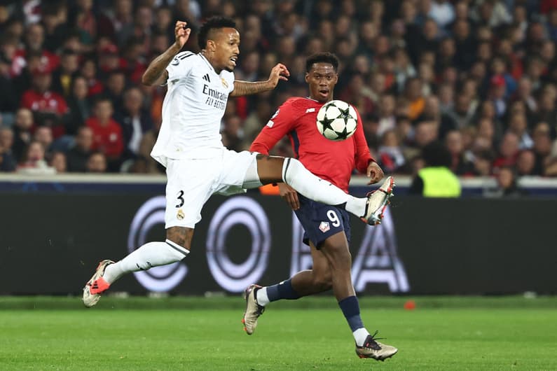 Éder Militão em ação pelo Real Madrid (Foto: Sameer Al-Doumy / AFP)