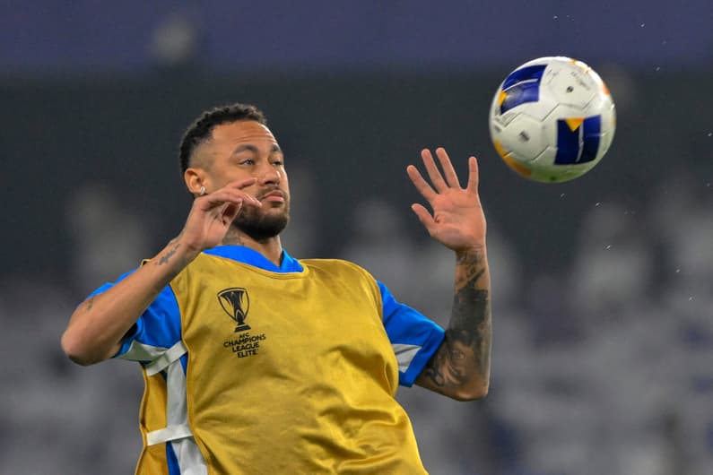 Neymar aquece pelo Al-Hilal (Foto: Adel Al-Naimi/AFP)