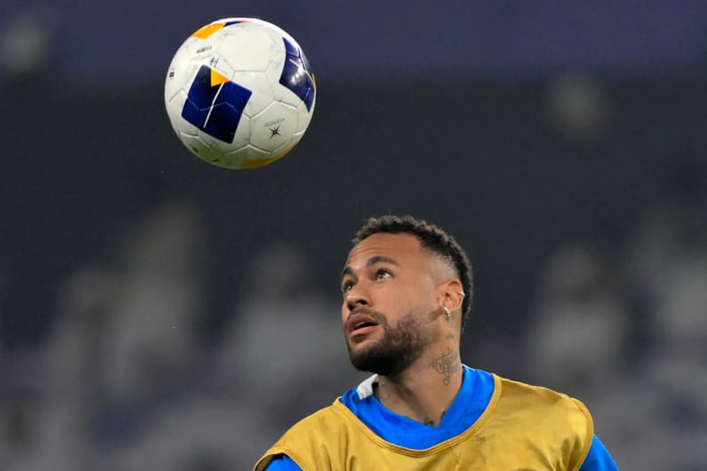 Neymar em aquecimento pelo Al-Hilal (Foto: Adel Al-Naimi/AFP)