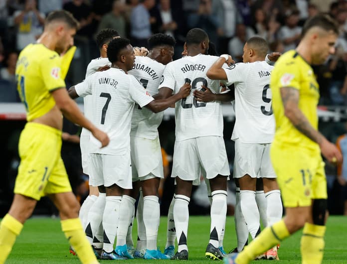 Jogadores do Real Madrid comemoram gol sobre o Villarreal, pela nona rodada em La Liga (Foto: Oscar del Pozo / AFP)