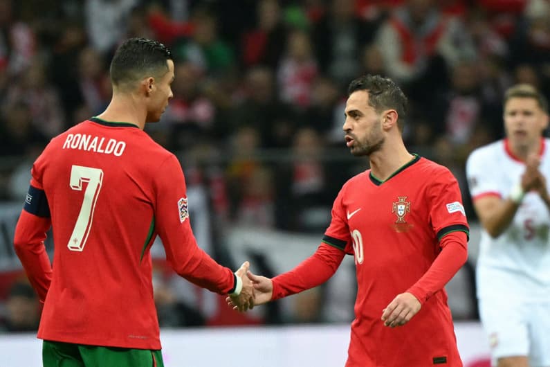 Cristiano Ronaldo e Bernardo Silva comemoram gol pela seleção portuguesa (Foto: Sergei Gapon/AFP)